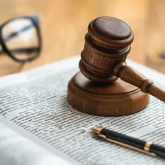Odebranie praw rodzicielskich: Jak złożyć skuteczny wniosek do sądu?